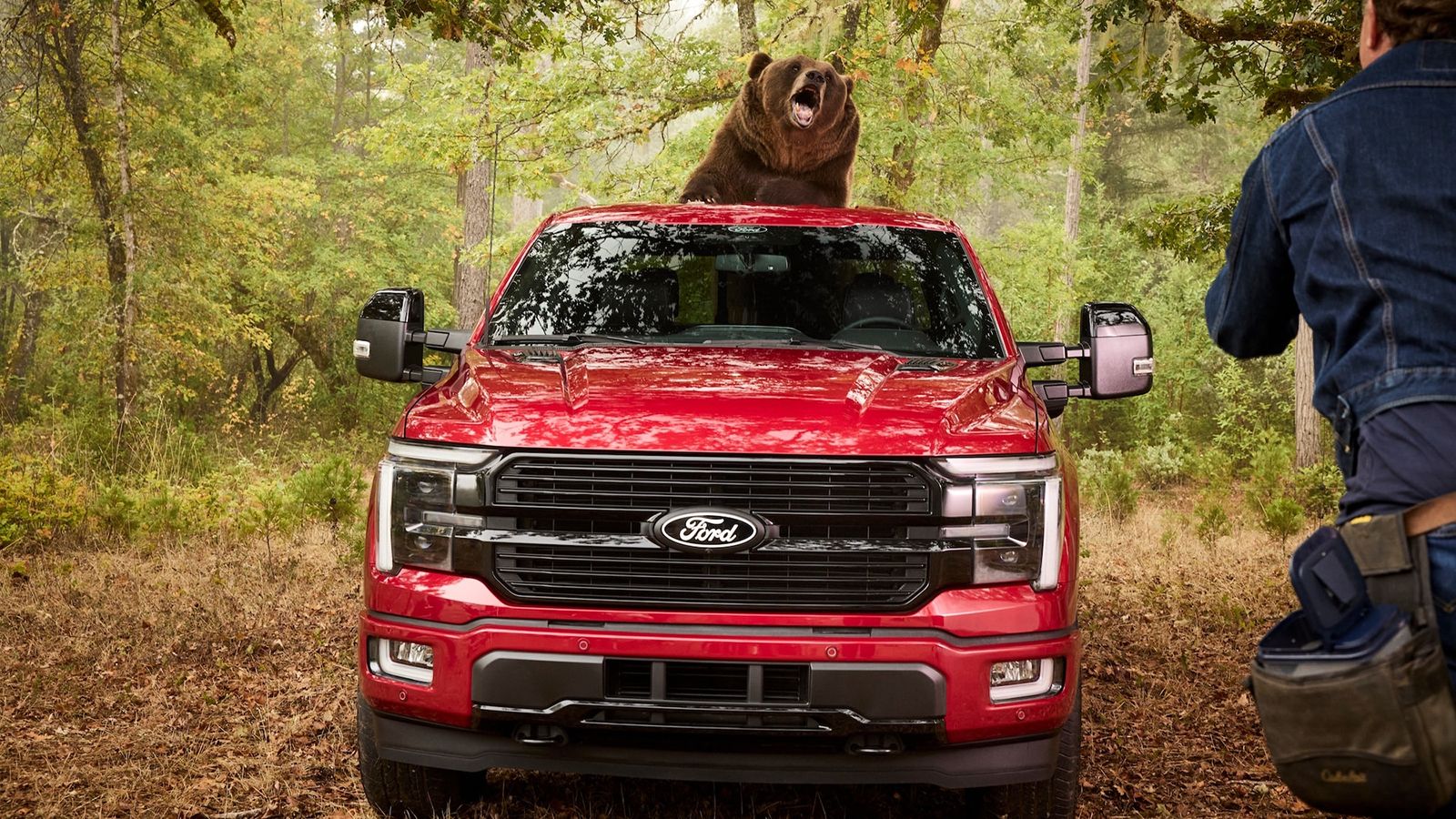 Η Ford προσέλαβε μια αρκούδα 360 κιλών για να «σπάσει» το νέο F-150!